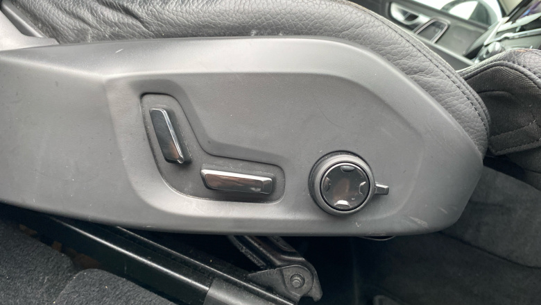 Volvo XC60 2.0 T6 [350] RC PHEV Plus Dark 5dr AWD Geartronic Estate